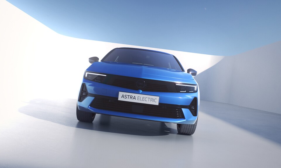 Vista frontale di Opel Astra in blu