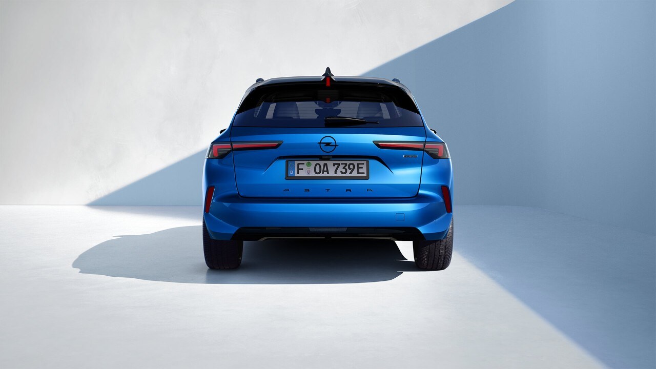 Vista posteriore di Opel Astra Sports Tourer blu
